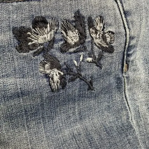 NYDJ Boyfriend Jeans Women Size 12 Blue Denim with Flower Embroidered 5 Pocket - Picture 5 of 13